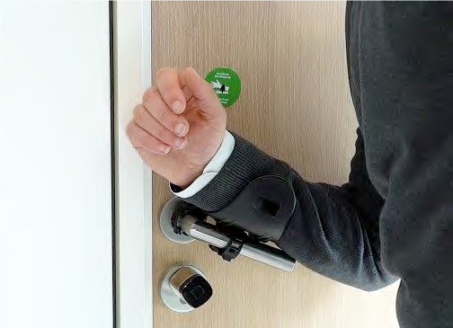 Handvrije deuropener om de verspreiding van bacteriën en virussen via rechtstreeks contact tussen hand en deurknop tegen te gaan.